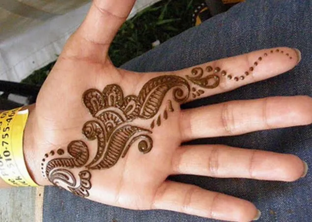 Simple mehndi designs for kids front hand