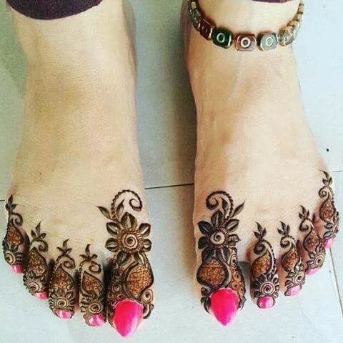 Some Simple and Easy to Apply Mehndi Designs for your Foot